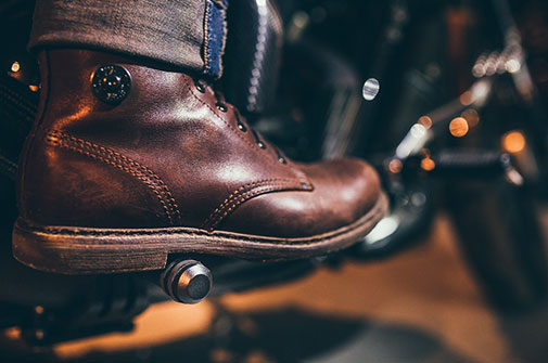 Mounted Highway Footpegs for Harley Davidson V-Rod/VRSC Models - leg on